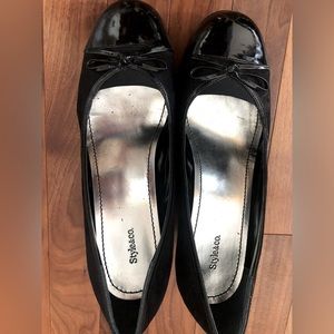 Size 9M women’s black black two-tone wedge heels.